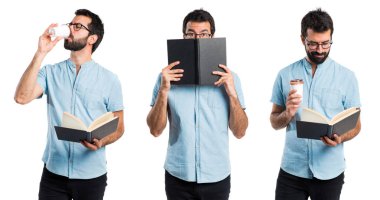 Mavi gözlük kitap okuma ile yakışıklı adam