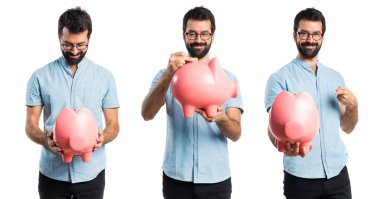 Bir servet tutan mavi gözlüklü yakışıklı adam