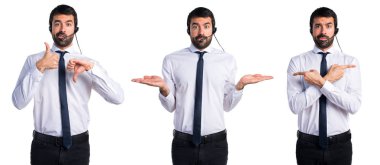 Önemsiz bir jest yapma bir kulaklık ile genç adam