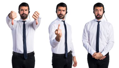 Boynuz jest yapma bir kulaklık ile genç adam