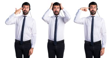 Bir kulaklık ile hayal kırıklığına uğramış genç adam 