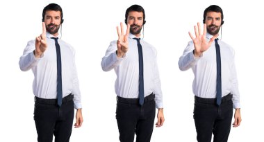 Genç adam üç sayım bir kulaklık ile