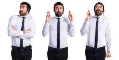 Parmaklarını geçiş ile bir kulaklık ile genç adam