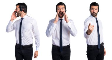 Bir kulaklık bağırarak ile genç adam