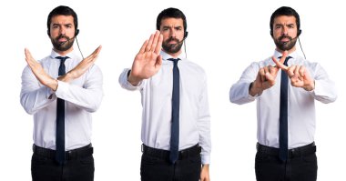 Dur işareti yapmak bir kulaklık ile genç adam