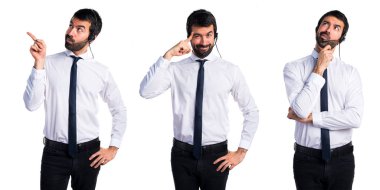 Bir kulaklık düşünce ile genç adam