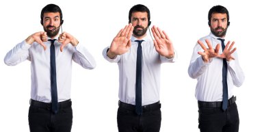 Dur işareti yapmak bir kulaklık ile genç adam