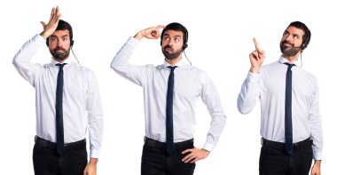 Şüpheleri bir kulaklık ile genç adam