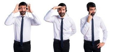 Genç adam bir şey gösterilen bir kulaklık ile