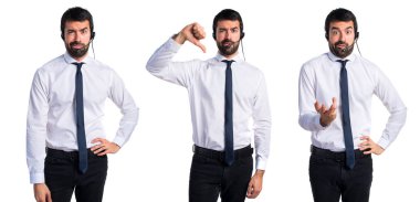 Kötü sinyal yapıyor bir kulaklık ile genç adam