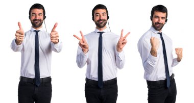 Zafer jest yapıyor bir kulaklık ile genç adam