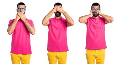 Adam yüzünü kaplayan renkli giysileri ile