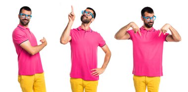 Adam yukarı dönük renkli giysileri ile