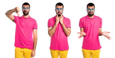 Esmer yakışıklı izole arka plan üzerinde