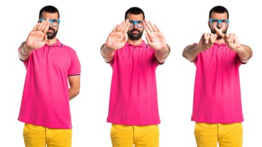 Renkli elbise yapma dur işareti olan adam