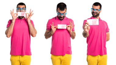 Adam bir sürü para alarak renkli giysileri ile