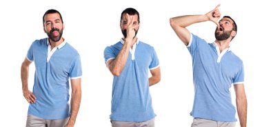 Adam şaka yapıyor mavi gömlek ile
