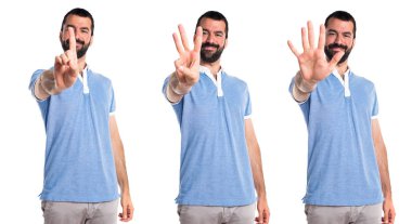 Adam mavi gömlek beş sayma ile