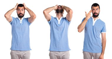 Mavi gömlek ile sinirli adam