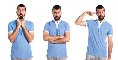 Mavi gömlek ile üzgün adam