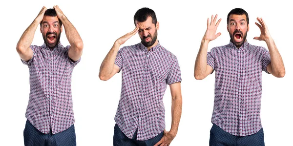 Esmer yakışıklı izole arka plan üzerinde