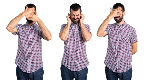 yakışıklı bir adam kulaklarını kapsayan