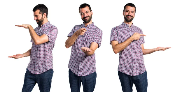 Yakışıklı adam bir şey tutan