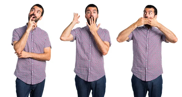 Sürpriz bir jest yapan yakışıklı erkek