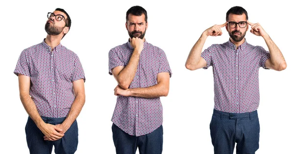 Esmer yakışıklı izole arka plan üzerinde