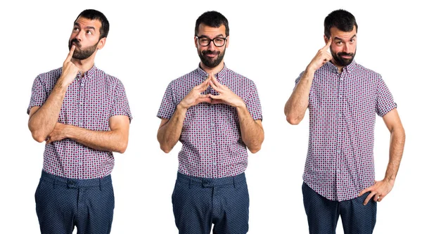 Düşünme gözlüklü adam