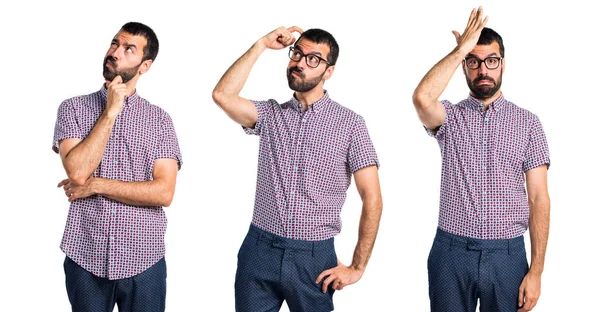 Şüpheleri gözlüklü adam