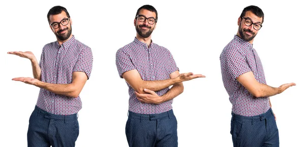 Muž s brýlemi, které představují něco — Stock fotografie