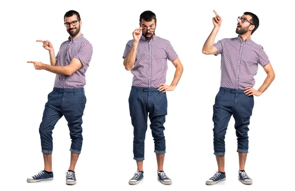 Homem com óculos apontando para a lateral — Fotografia de Stock