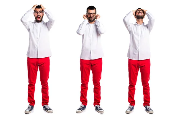 Hombre guapo con gafas cubriéndose las orejas —  Fotos de Stock