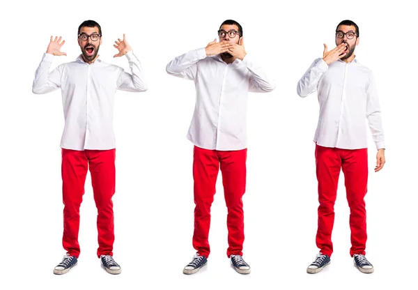 Bonito homem com óculos fazendo gesto surpresa — Fotografia de Stock