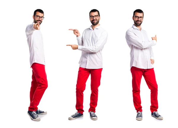 Schöner Mann mit Brille, die nach rechts zeigt — Stockfoto