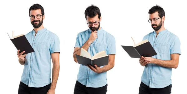 Hombre guapo con gafas azules libro de lectura —  Fotos de Stock