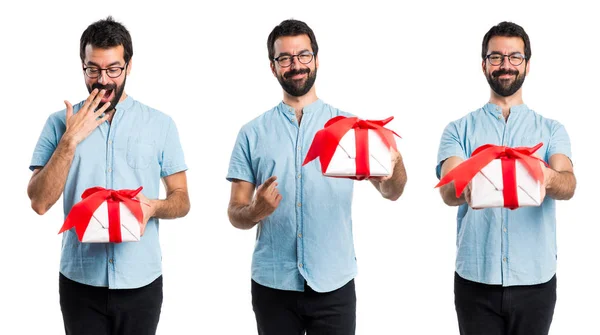 Hombre guapo con gafas azules sosteniendo un regalo — Foto de Stock