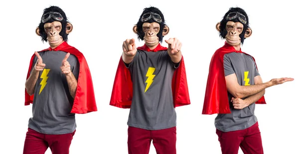 Hombre mono superhéroe presentando algo — Foto de Stock