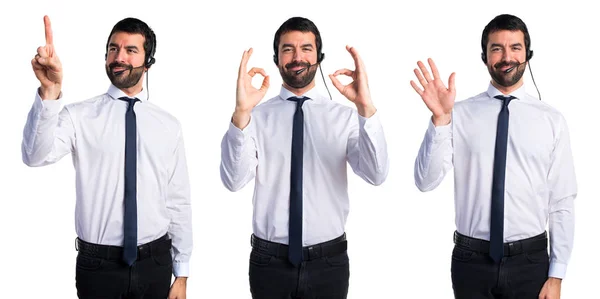 Junger Mann mit Headset macht ok Zeichen — Stockfoto