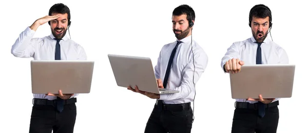 Knappe telemarketeer man met laptop — Stockfoto