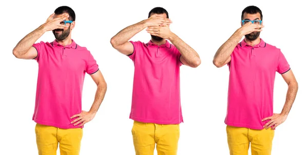 Hombre con ropa colorida cubriendo su cara —  Fotos de Stock
