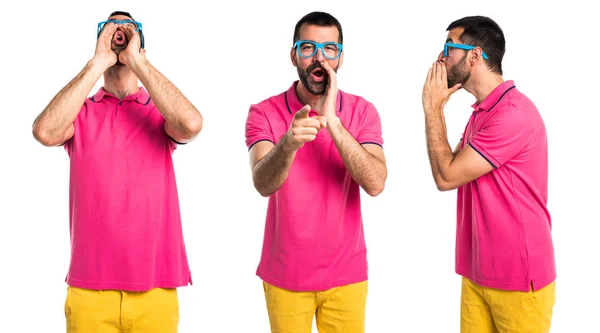 Hombre con ropa colorida gritando —  Fotos de Stock
