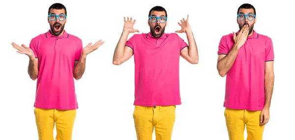 Hombre con ropa colorida haciendo gesto sorpresa — Foto de Stock