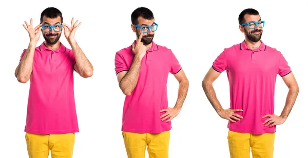 Homem com roupas coloridas mostrando algo — Fotografia de Stock