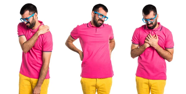 Человек в разноцветной одежде с болью в спине — стоковое фото