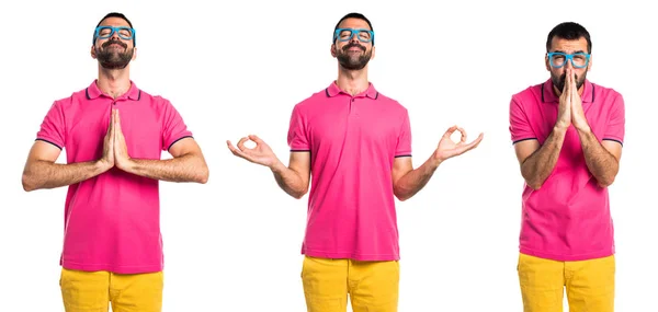 Hombre con ropa colorida en posición zen —  Fotos de Stock