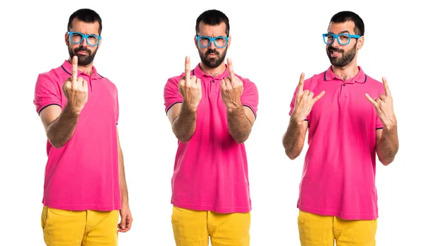 Homem com roupas coloridas fazendo gesto chifre — Fotografia de Stock