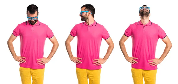 Άνθρωπος με πολύχρωμα ρούχα ψάχνουν πλευρική — Φωτογραφία Αρχείου