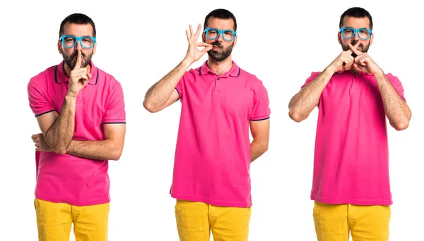 Hombre con ropa colorida haciendo gesto de silencio — Foto de Stock